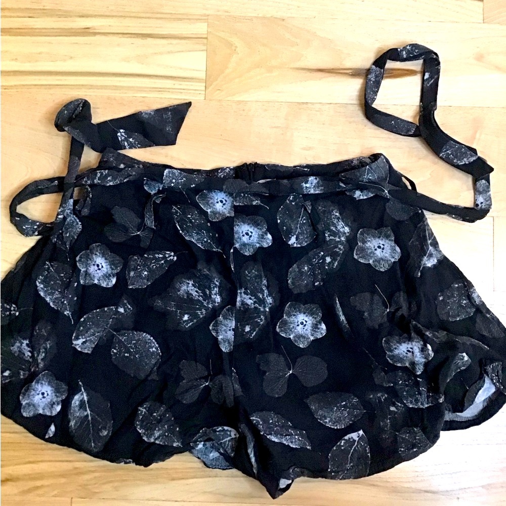 Jurassic World shorts size medium - Picture 2 of 5